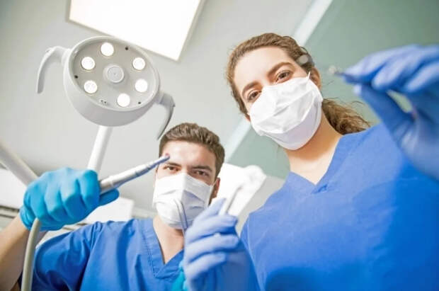 Стоматолог Генрик Антонян рассказал о скрытых рисках пломбирования зубов