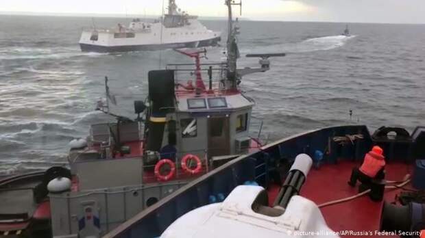 Таран украинского корабля российским во время инцидента в Керченском проливе