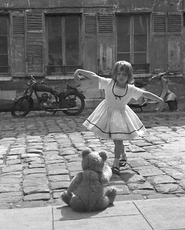 Девочка танцует перед своим плюшевым мишкой, Париж, 1961 год