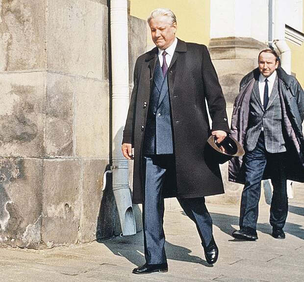 Александр Коржаков (справа) на много лет превратился в тень Бориса Ельцина, не подпуская к Президенту России тех, кто ему был неинтересен или несимпатичен. Фото: LASKI/CHESNOT/SIPA/EAST NEWS 