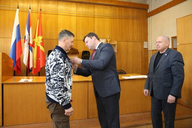 Юрий Моисеев и Андрей Иванов наградили калужских военнослужащих