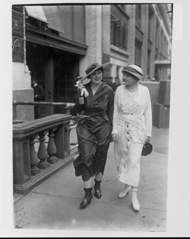 17 фото, по которым видно, как менялась мода для беременных