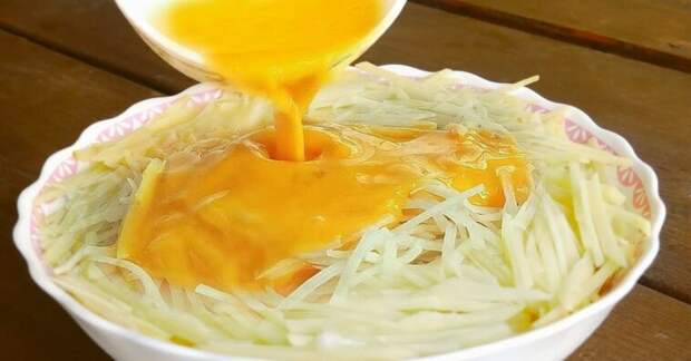 Зачем смешивать тертый картофель с яйцами