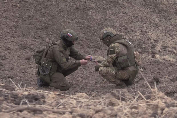 Военные саперы подразделения группировки прикрытия госграницы устраняют последствия обстрелов ВСУ на территории Белгородской области