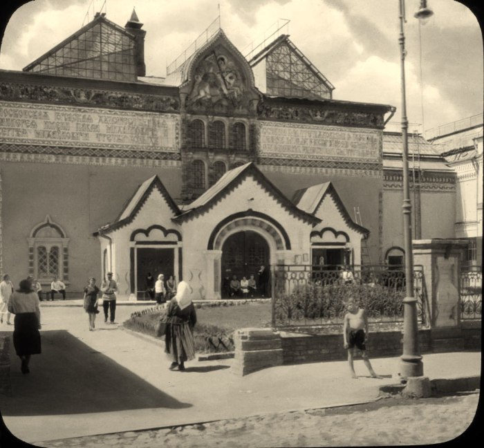Мальчик возле Государственной Третьяковской галереи. СССР, Москва, 1931 год.