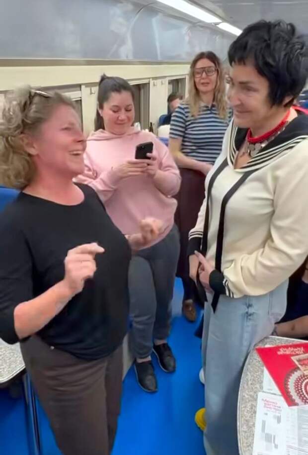 Удмуртские частушки спели попутчицы Лолите Милявской в поезде и подарили монисто