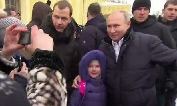 Путин успокоил плачущую девочку 