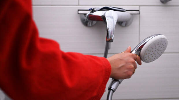 Рассадник бактерий: чем опасны лейки и шланги для душа