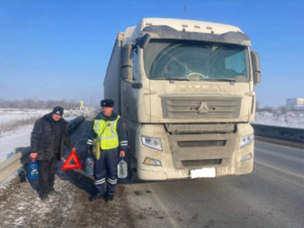 В Самарской области сотрудники Госавтоинспекции оказали помощь водителю, попавшему в трудную ситуацию на дороге