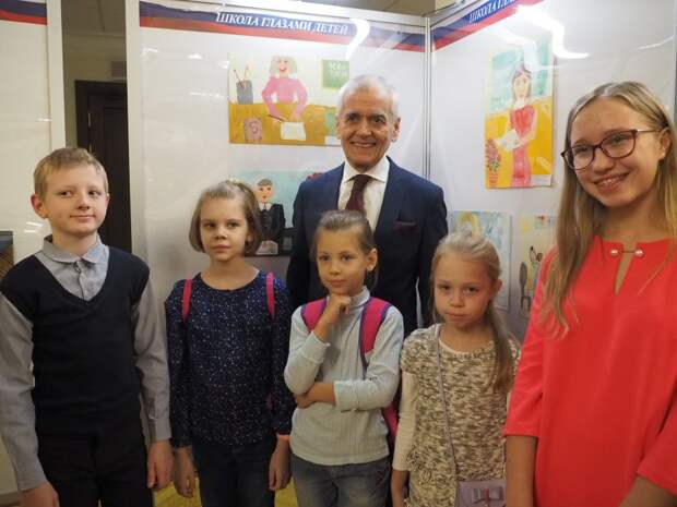 Геннадий Онищенко с победителями конкурса / Фото автора