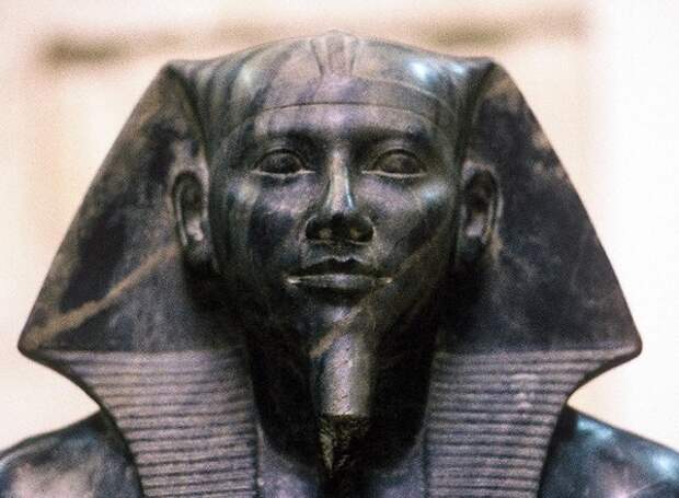 Изображение Хефрена: http://jj-tours.ru/articles/images3/egypt-chefren-pyramid-102.jpg