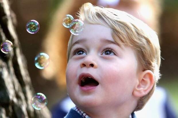5-летний Принц Джордж 3-й в списке на британскую корону и вероятно будет королем — детство закончилось...