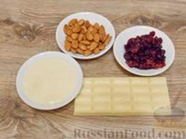 Фото приготовления рецепта: Конфеты из белого шоколада, сгущёнки, орехов и вяленой клюквы - шаг №1