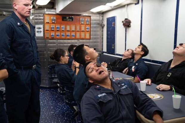 Экипаж эсминца типа «Арли Бёрк» ВМС США опубликовал неожиданные фото