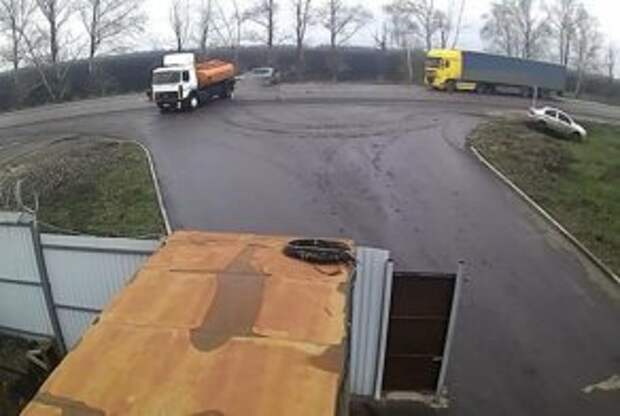 Водитель бензовоза протаранил два автомобиля под Воронежем