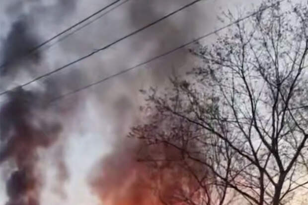 "Осторожно, Москва": в подмосковном Путилково вспыхнула заброшенная баня