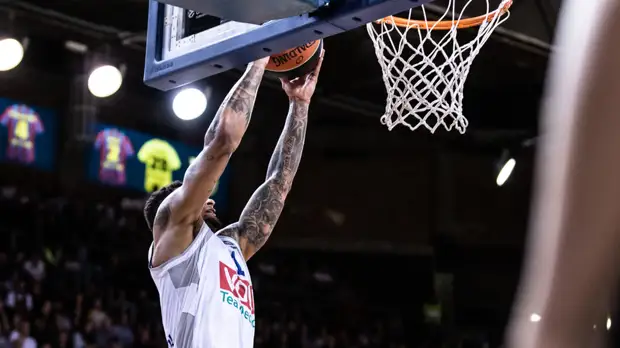 Баскетболист сборной Франции Джексон подвергся расистским оскорблениям во время игры в Сербии