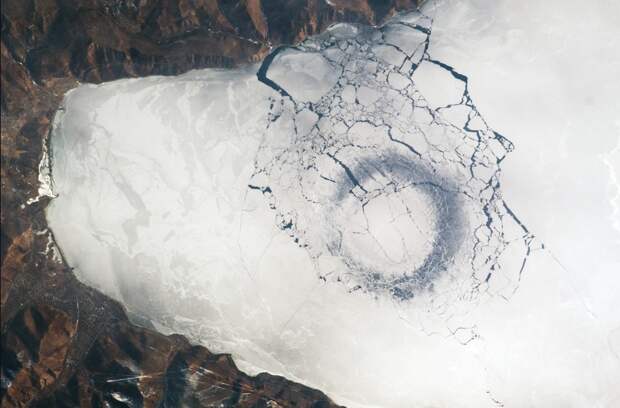 Огромные кольца на поверхности льда Байкала