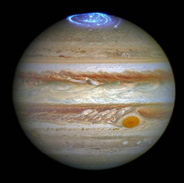 4. Это реальная фотография Юпитера и сияния, которые случаются на этой планете. Какого же оно размера?! в мире, познавательно, удивительно, фото, фотомир