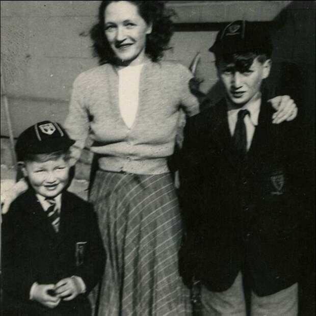 Джон Леннон в возрасте 11 лет справа, со своим двоюродным братом Дэвидом Берч и тетей Харриет, Woolton 1952 год