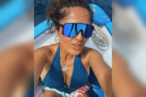 Актриса Сальма Хайек опубликовала фото в купальнике