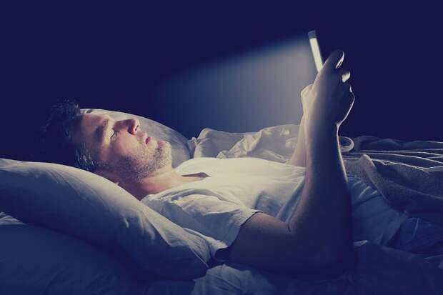 Опасно для здоровья: ученые рассказали, почему нельзя спать со смартфоном