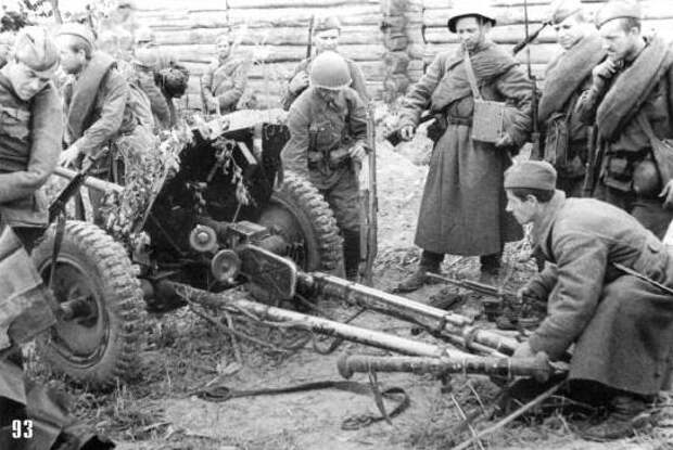 Те же места. После боев за деревню Красная Слободка советские солдаты играются с захваченной противотанковой пушкой. 
