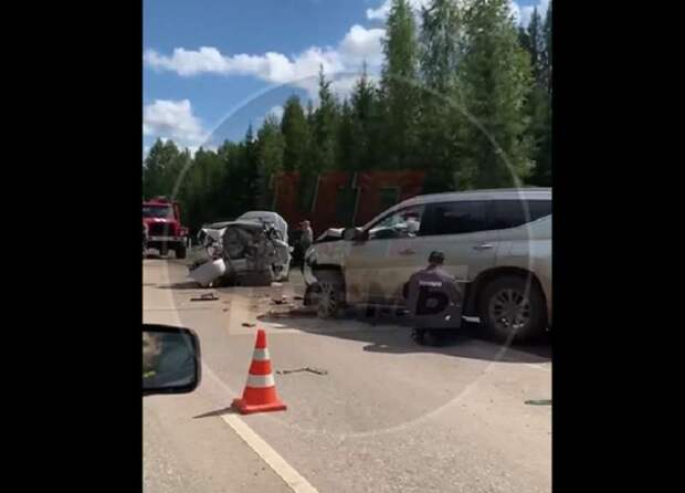 Два человека погибли на трассе в Пермском крае в тройном ДТП с легковушками