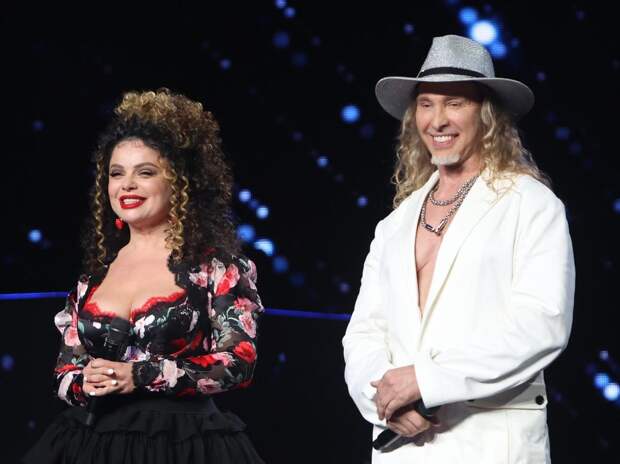 Тарзан флиртовал с красотками на глазах у Королевой в шоу «Две звезды»