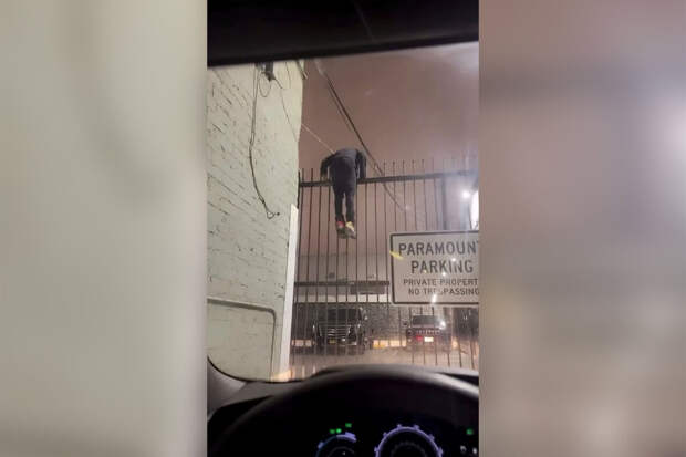 Появилось видео, как темнокожий американец пнул машину и потерял штаны при побеге