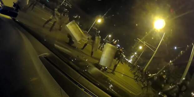 Появилось видео нападения толпы белорусского ОМОНа на машину с российскими номерами