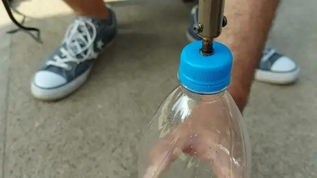 Простейший бутылочный капельный полив. Сделайте такой перед отпуском, и цветы будут политы