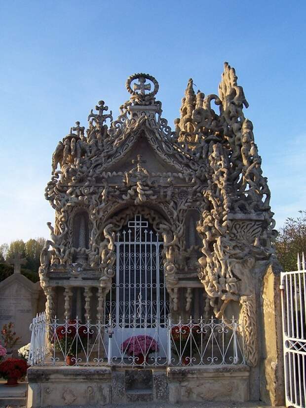 Усыпальница на территории кладбища, созданная Фердинандом.