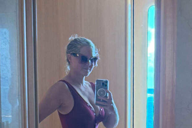 Актриса Эми Шумер опубликовала фото в купальнике