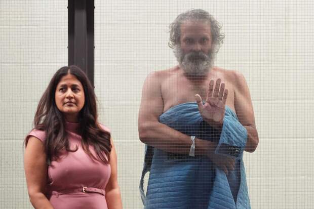 Сталкер, протаранивший ворота дома Дженнифер Энистон, появился в суде без одежды