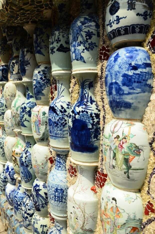 Некоторые элементы декора сделаны из антикварных фарфоровых ваз (China Porcelain House).