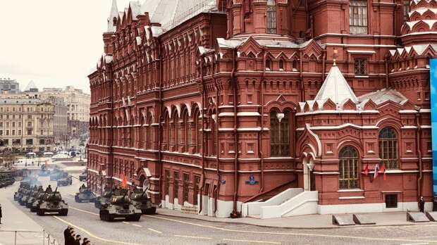 В Кремле опровергли сообщения об отмене парада Победы 9 мая