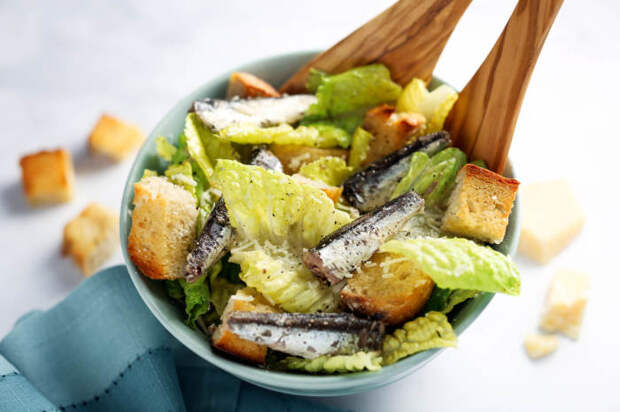 Необычный салат Цезарь. \ Фото: foodnessgracious.com.