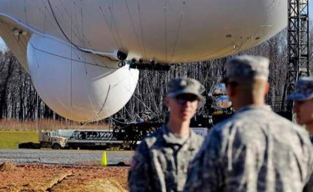На фото: гигантский купол радара виден на дне беспилотного аэростата, который является частью новой военной системы защиты США от крылатых ракет