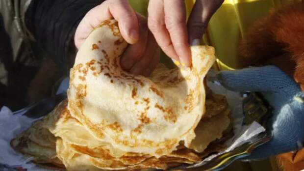 Россиянам рассказали, что диетические блины нужно печь, а не жарить