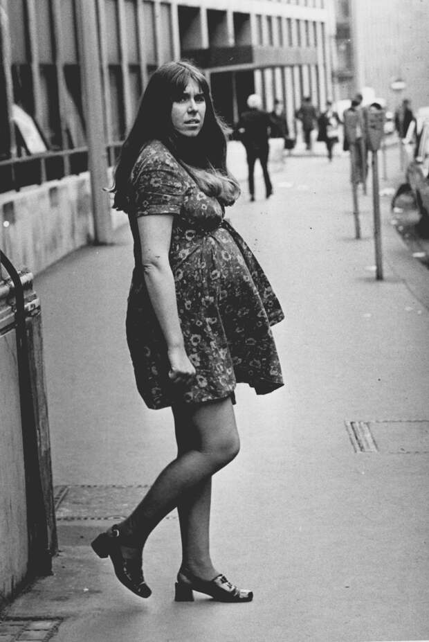 17 фото, по которым видно, как менялась мода для беременных