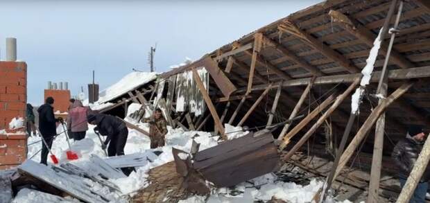 В Донском под тяжестью снега обрушилась кровля жилого дома, ремонт запланирован на 2026 год