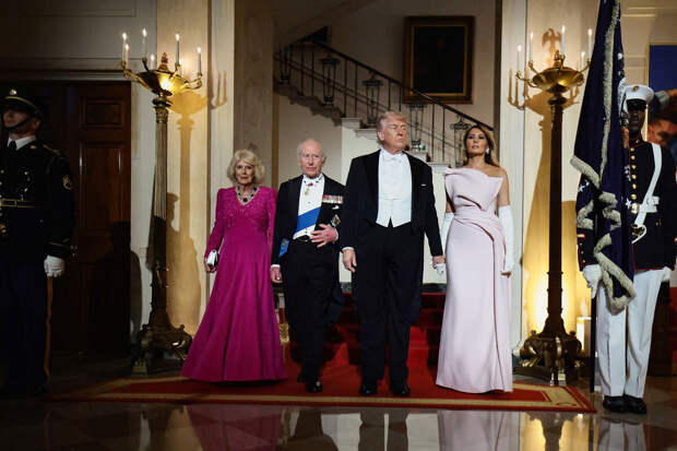 Первая леди США Мелания Трамп вышла на публику в платье с открытыми плечами