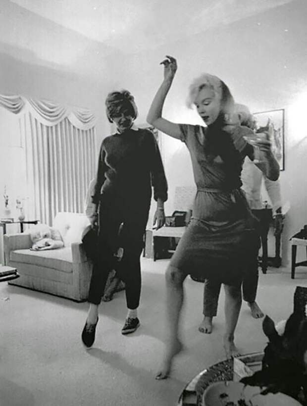 Мэрилин Монро учит Патрицию Кеннеди, сестру Джона Кеннеди, танцевать свинг. США. 1962 год
