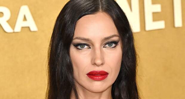 Ирина Шейк порадовала фанатов снимком в прозрачном платье