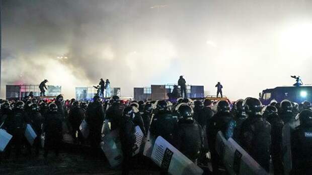 Сотрудники полиции во время акции протеста против повышения цен на газ в Алма-Ате, Казахстан Сотрудники полиции во время акции протеста против повышения цен на газ в Алма-Ате, Казахстан