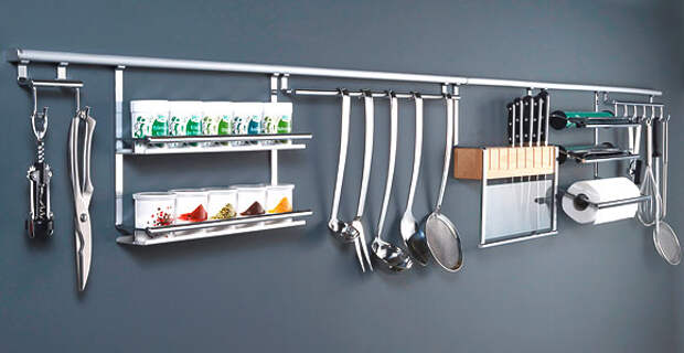 Рейлинговые системы очень помогают экономить место в кухонных ящиках