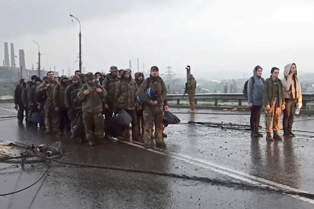 Украинские военнослужащие, блокированные на территории комбината "Азовсталь", сдаются в плен. Фото © ТАСС / Пресс-служба Минобороны РФ