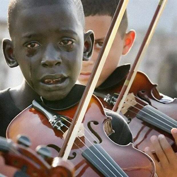 18. Благодарность: 12-летний бразилец Диего Торквато играет на скрипке на похоронах своего учителя, который помог ему выбраться из нищеты в мире, интересное, исторические кадры, подборка, редкие фото, снимки, события, фото