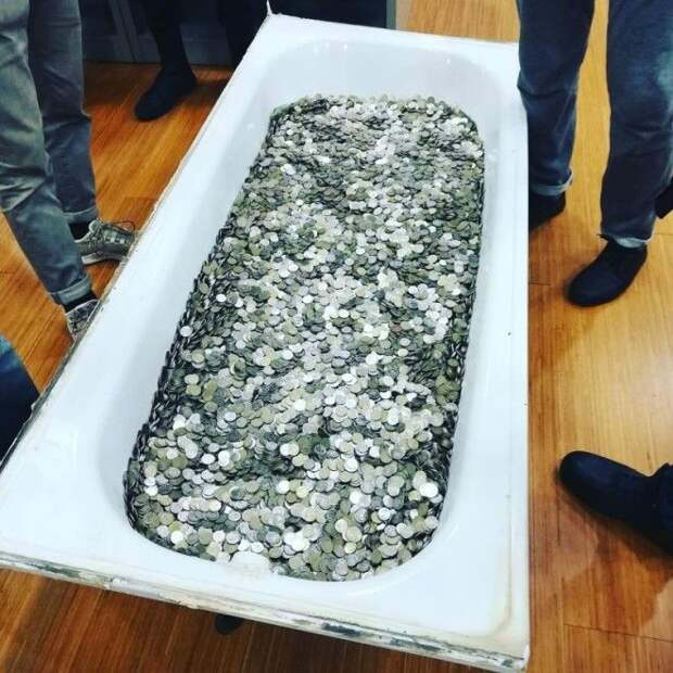 В московский магазин притащили ванну с мелочью весом 340 кг, чтобы купить iPhone XS В московский магазин притащили ванну с мелочью весом 340 кг, чтобы купить iPhone XS